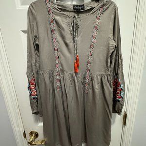 B. Boutique by Evergreen boho embroidered peasant dress size small